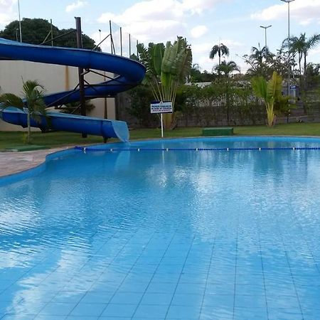 Golden dolphin Express 5pessoas mais 1 criança até 5 anos com toalhas e roupas de cama,lençóis, travesseiros e fronhas e 3 parques aquáticos termais limpeza impostos e taxas já incluso Caldas Novas Esterno foto