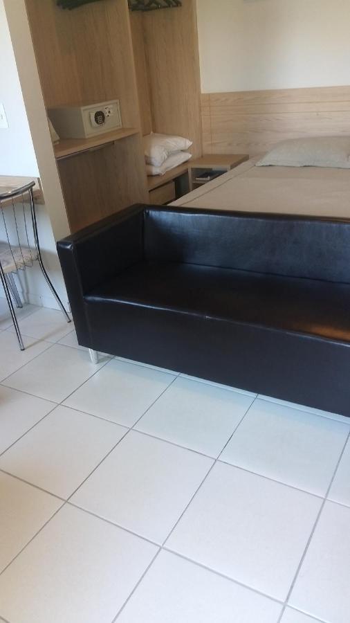 Golden dolphin Express 5pessoas mais 1 criança até 5 anos com toalhas e roupas de cama,lençóis, travesseiros e fronhas e 3 parques aquáticos termais limpeza impostos e taxas já incluso Caldas Novas Camera foto